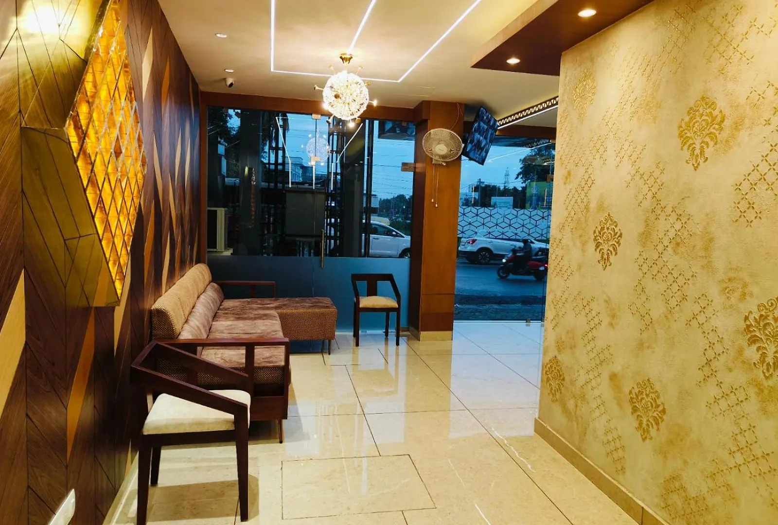 Hotel Blizz Regency Kochi